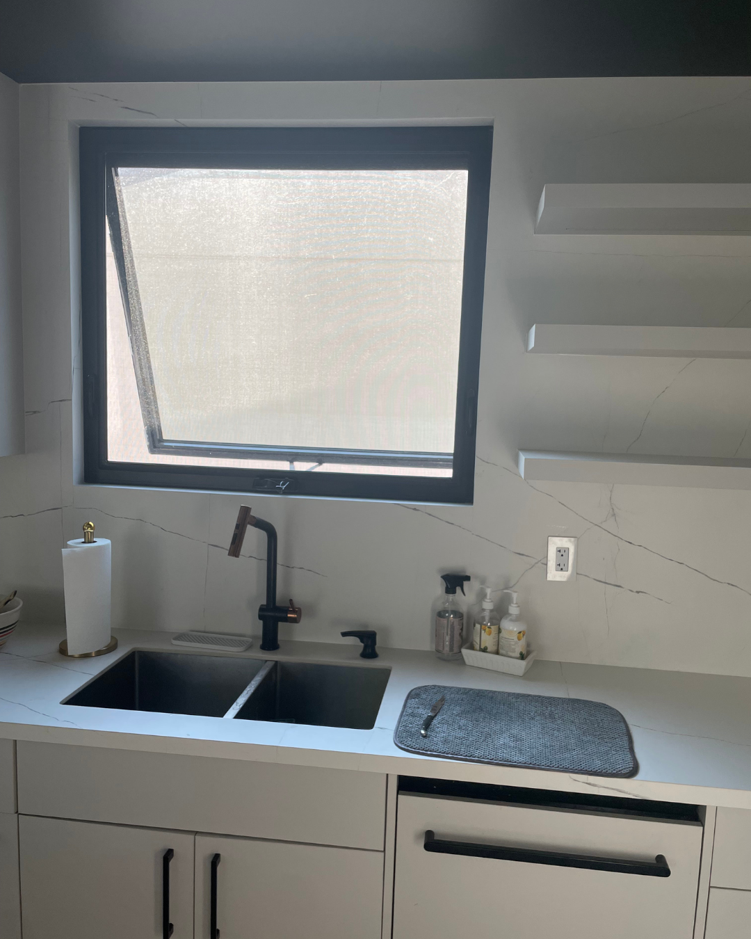 Awning windows Toronto — stylish and durable vinyl designs providing ventilation, light, and energy efficiency for modern homes.