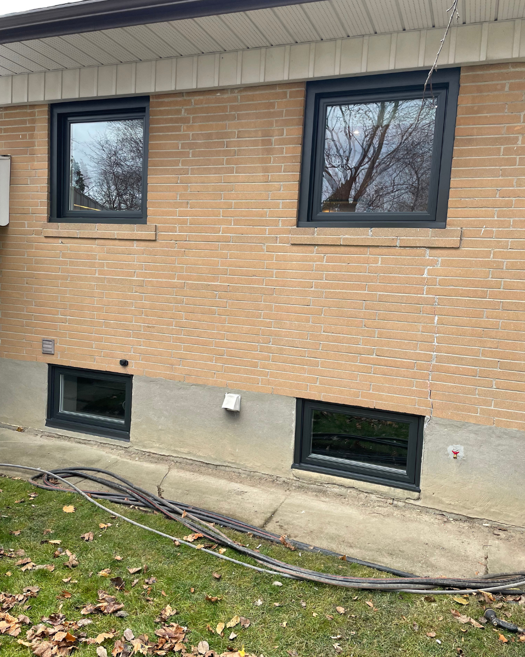 Awning windows Toronto — stylish and durable vinyl designs providing ventilation, light, and energy efficiency for modern homes.