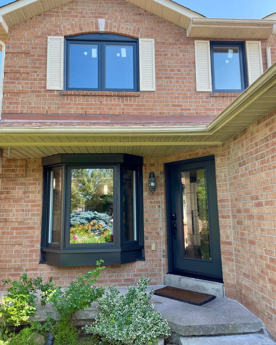 Elegant Bay and Bow Windows in a modern Toronto home – energy-efficient vinyl design with panoramic view and natural light.